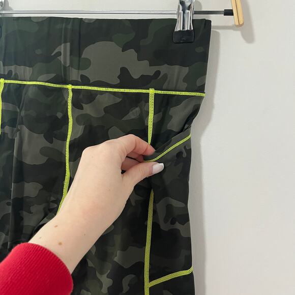 All Access Green Camo Biker Shorts Size Small - Picture 4 of 4